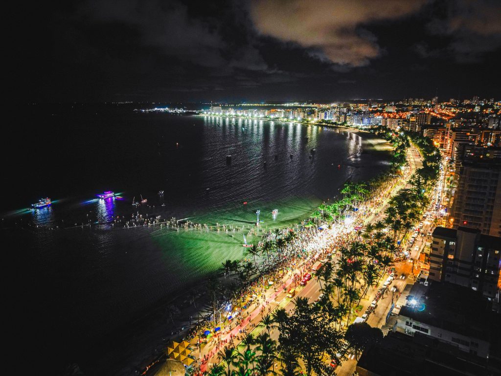 Evento a noite na Orla de Maceió. Vista de cima.