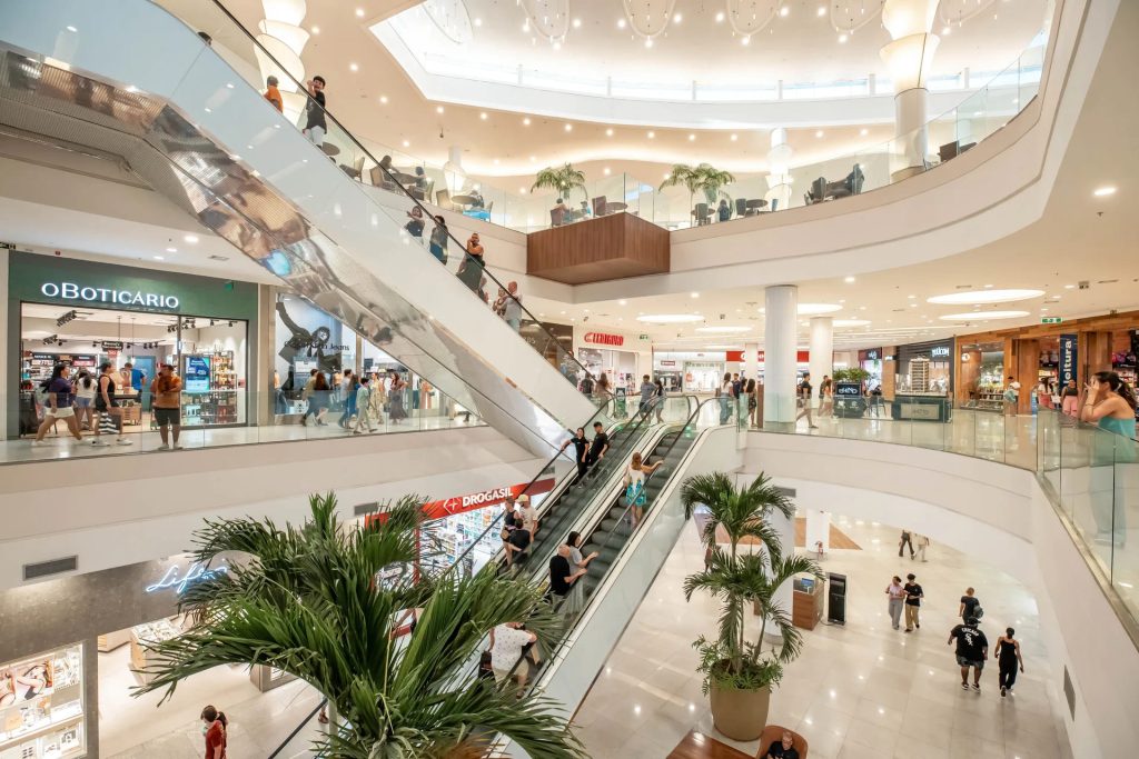 escada rolante, plantas, interior do Parque Shopping Maceió
