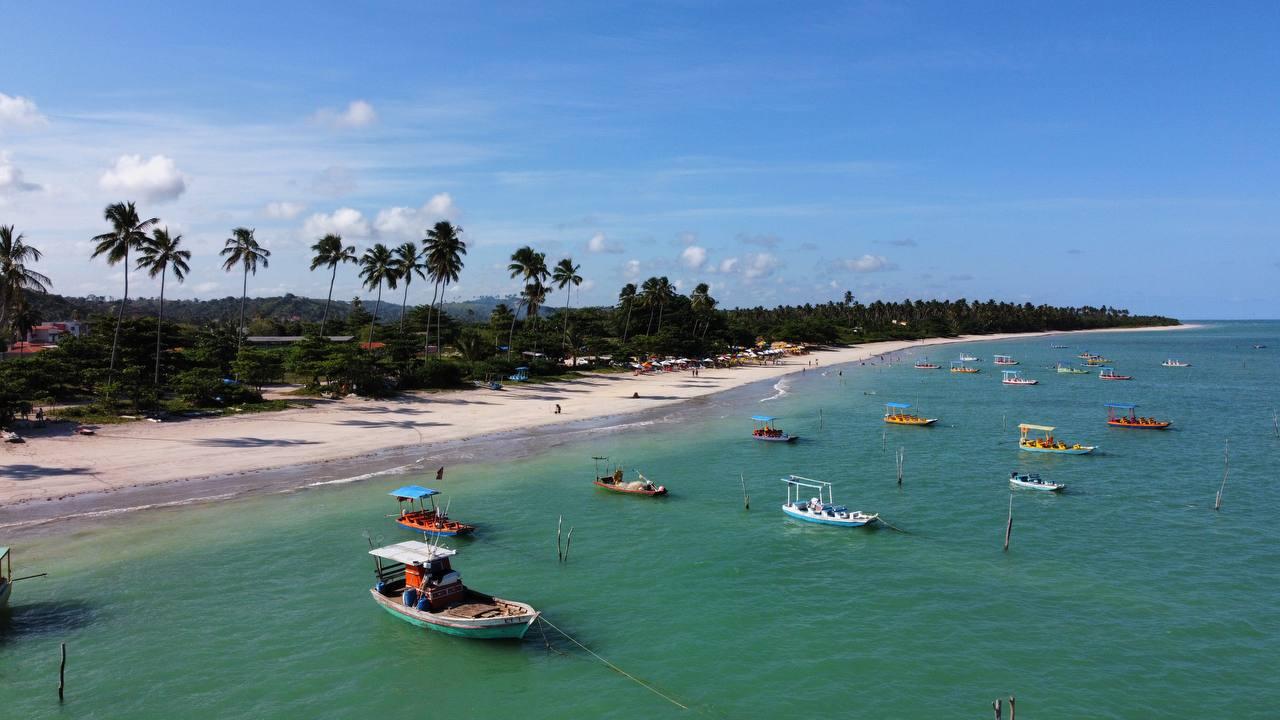 São Miguel dos Milagres Praia com barcos, coqueiros