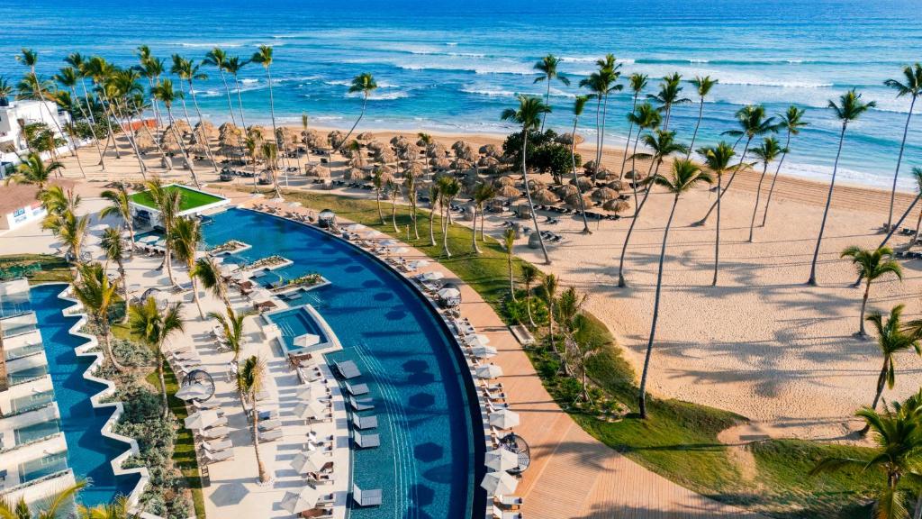piscina na faixa de areia da praia. coqueiros e mar. Punta Cana.