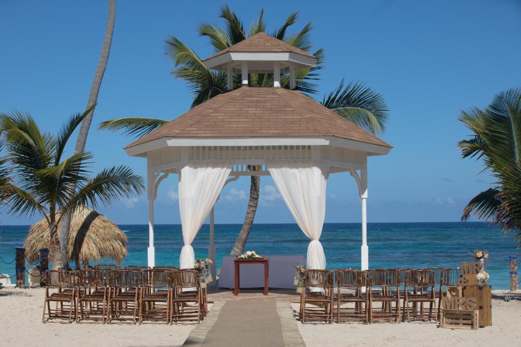 Local para cerimônia de casamento na beira-mar. cadeiras, cortinas, coqueiros e mar ao fundo. PUnta Cana.