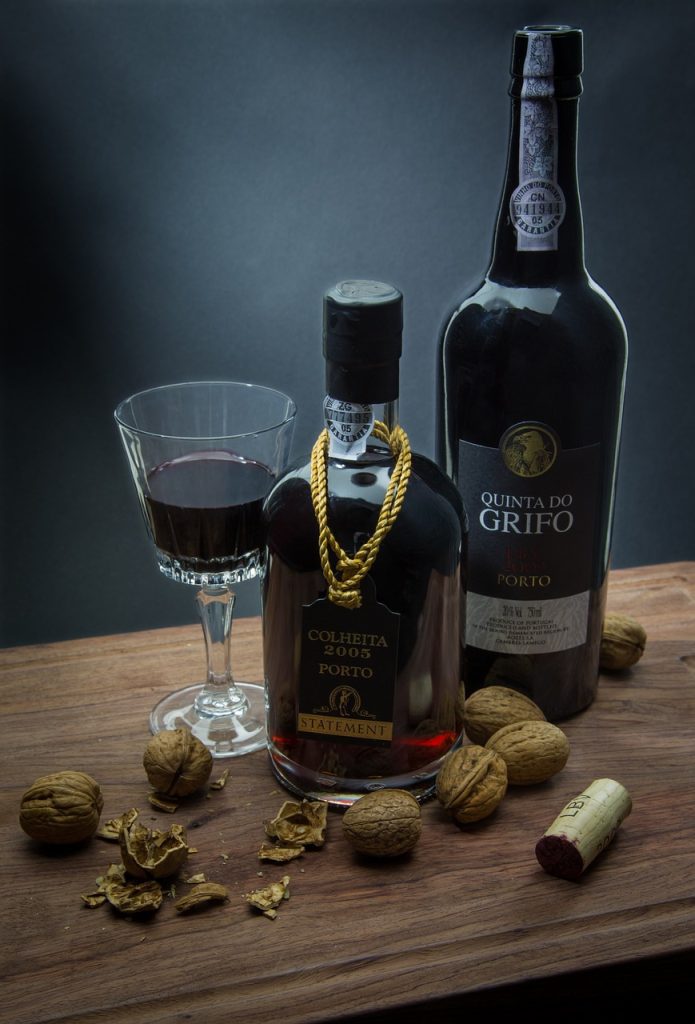 Taça e garrafas de vinho do Porto. banco de imagens