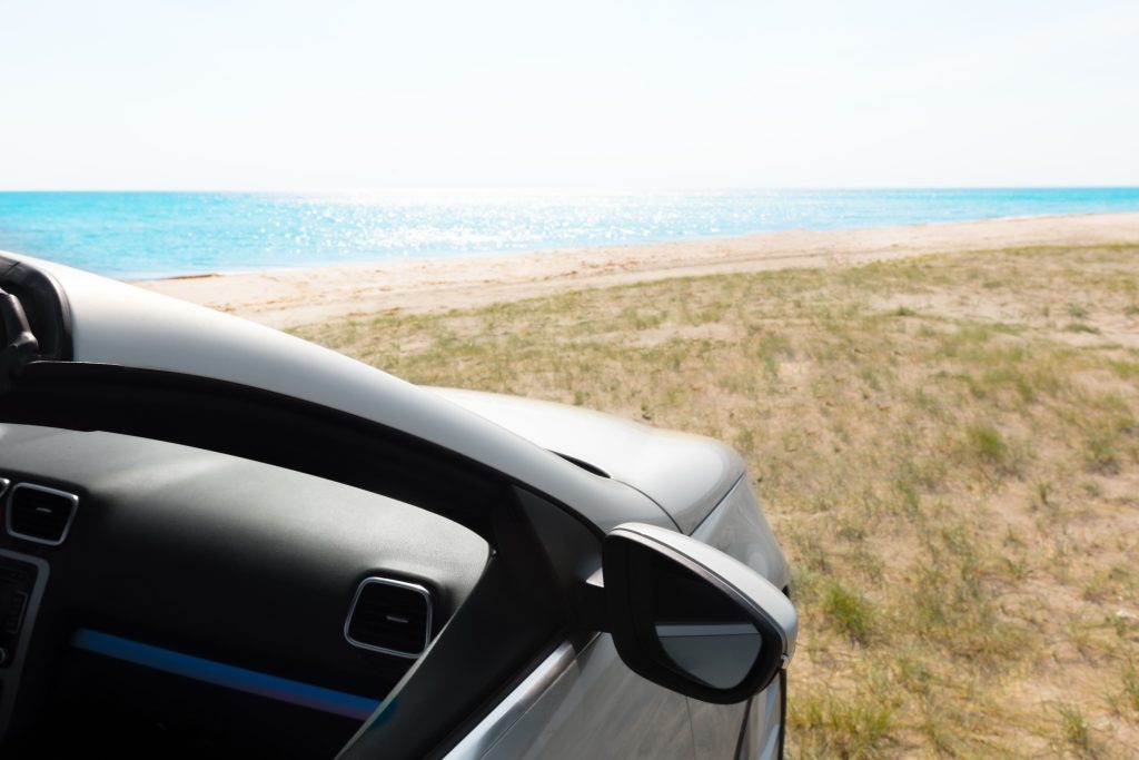 banco de imagens. carro na praia.