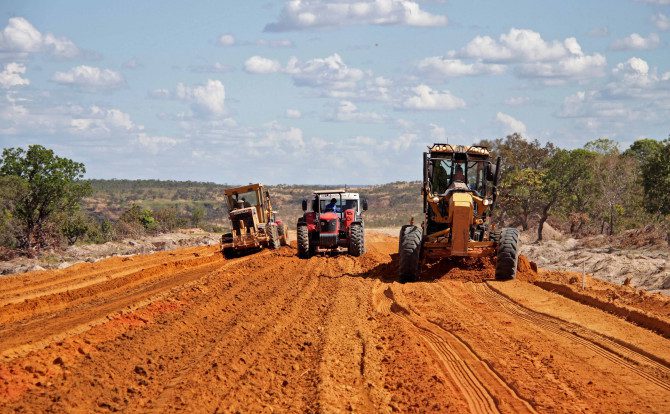 Estrada de terra sendo asfaltada no Jalapão