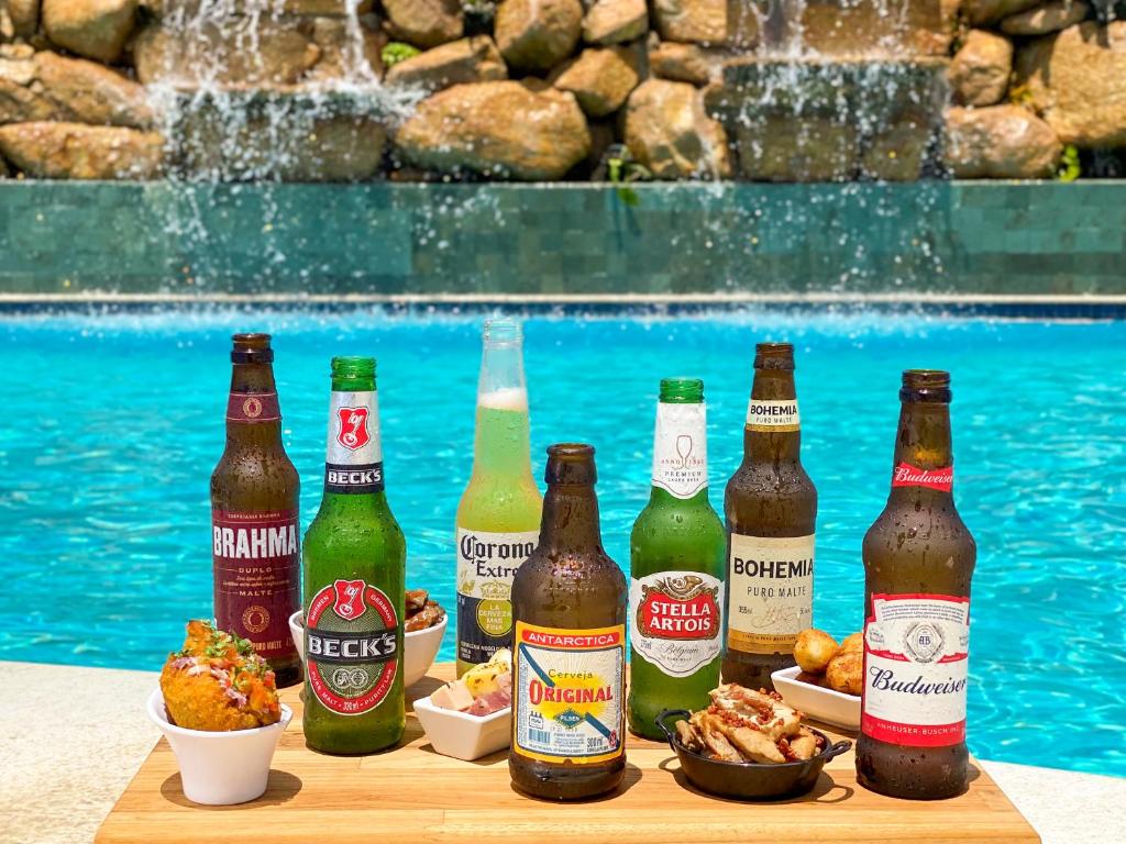Sete tipos de garrafas de cervejas, petiscos, beira da piscina. resorts all Inclusive no Brasil
