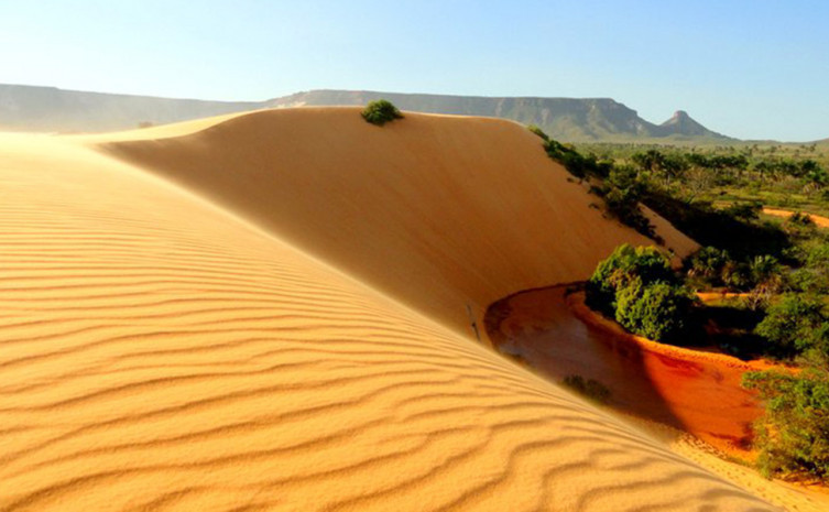 Dunas alaranjadas do Jalapão com a Serra do Espírito Santo ao fundo