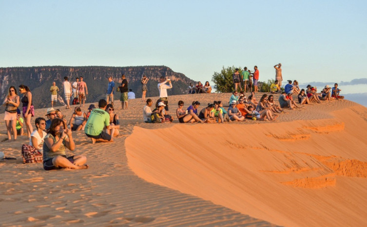 Dunas do Jalapão com pessoas sentadas apreciando a vista