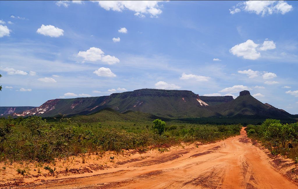 Estrada de terra do Jalapão com vista para a serra