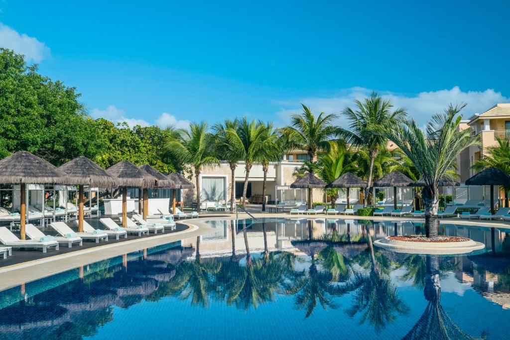 Iberostar Selection Praia do Forte - piscina e coqueiros
