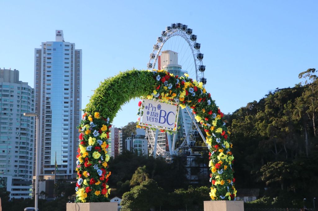 Imagem da cidade de Balneário Camboriú na primavera - Arco com Flores