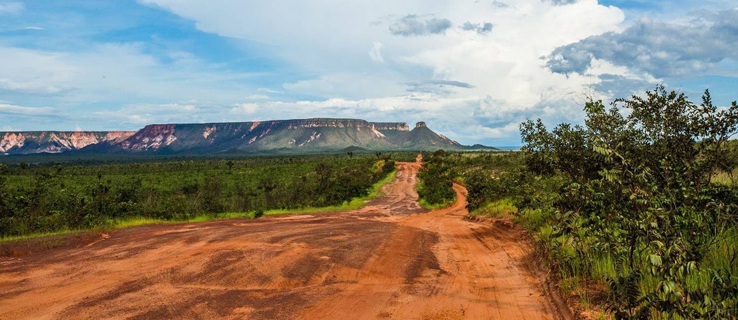 Estrada de terra batida no Jalapão com vista para serra