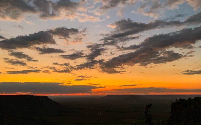 Pôr do sol alaranjado no Jalapão com vista para a serra