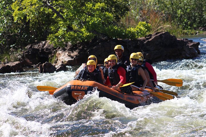 Grupo de pessoas fazendo rafting no rio novo no Jalapão