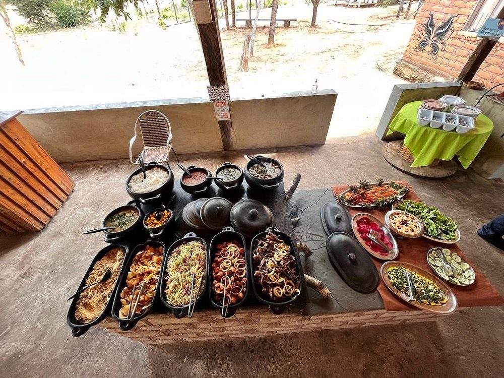 Buffet self service de almoço no Jalapão, servido em ambiente familiar e simples