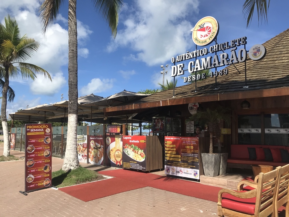 A imagem mostra a frente do Restaurante Imperador dos Camarões em Maceió, Alagoas