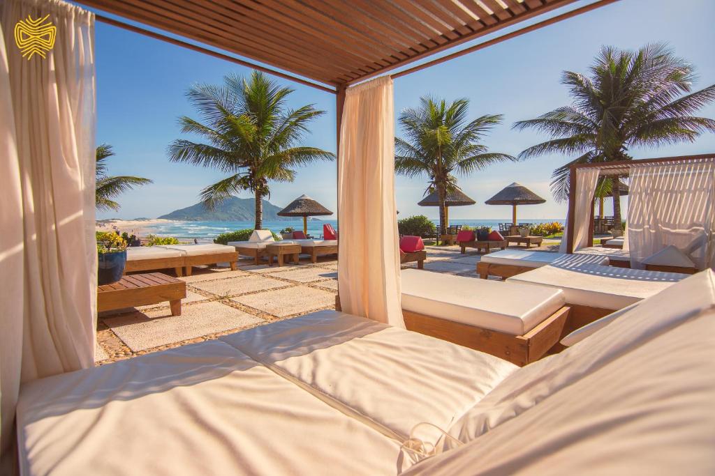 Resort all inclusive em Florianópolis, praia, coqueiros, espreguiçadeiras.
