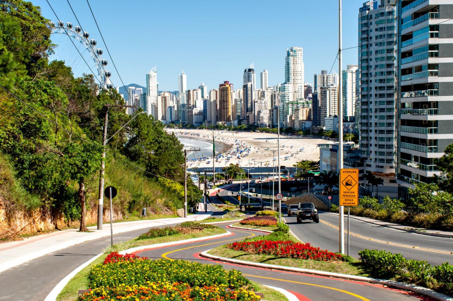 Verão em Balneário Camboriú - Flores no canteiro com mar ao fundo