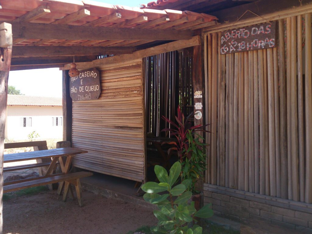 Entrada rústica do restaurante Cantinho