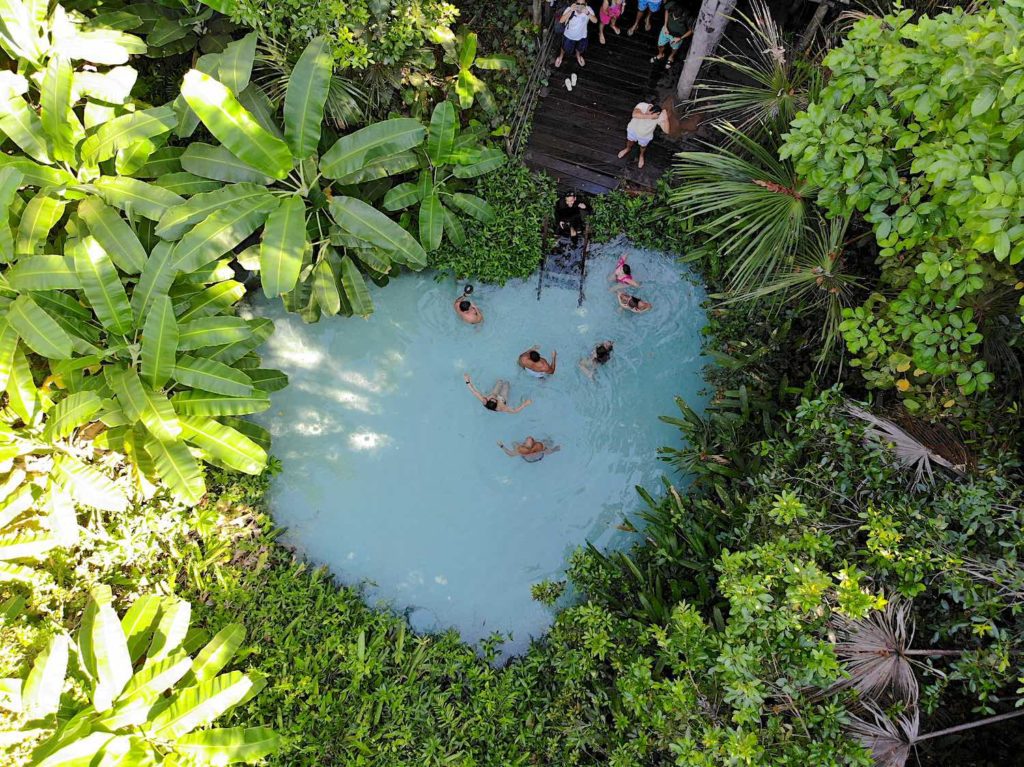 Fervedouro de água azul clara transparente no Jalapão que possui formato semelhante a um coração