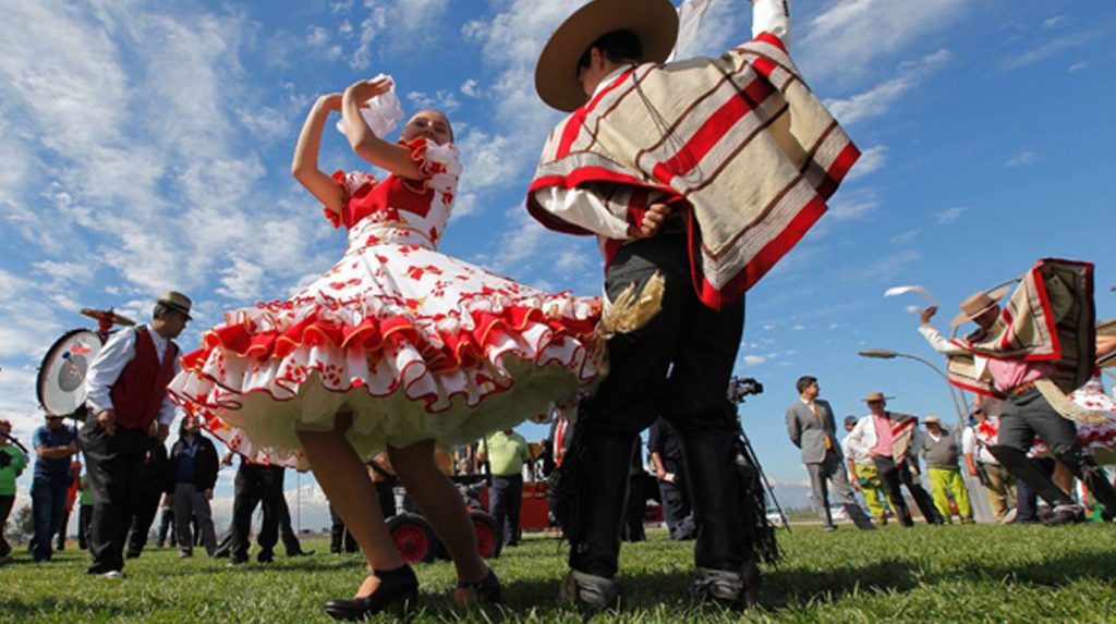 Uma foto da Cueca, dança típica chilena que acontece nas festas pátrias.