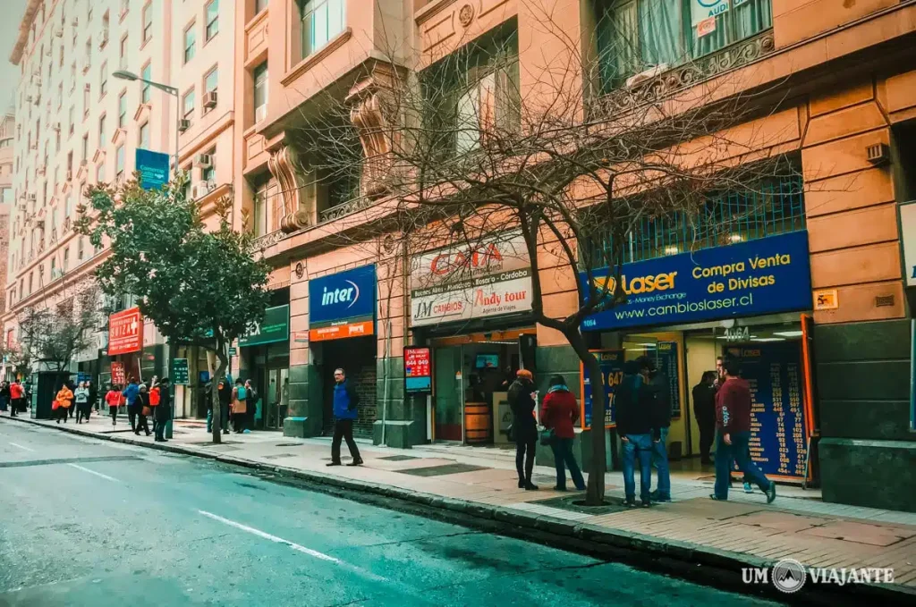 Uma foto das ruas de Santiago mostrando as variedades de casas de Câmbio.