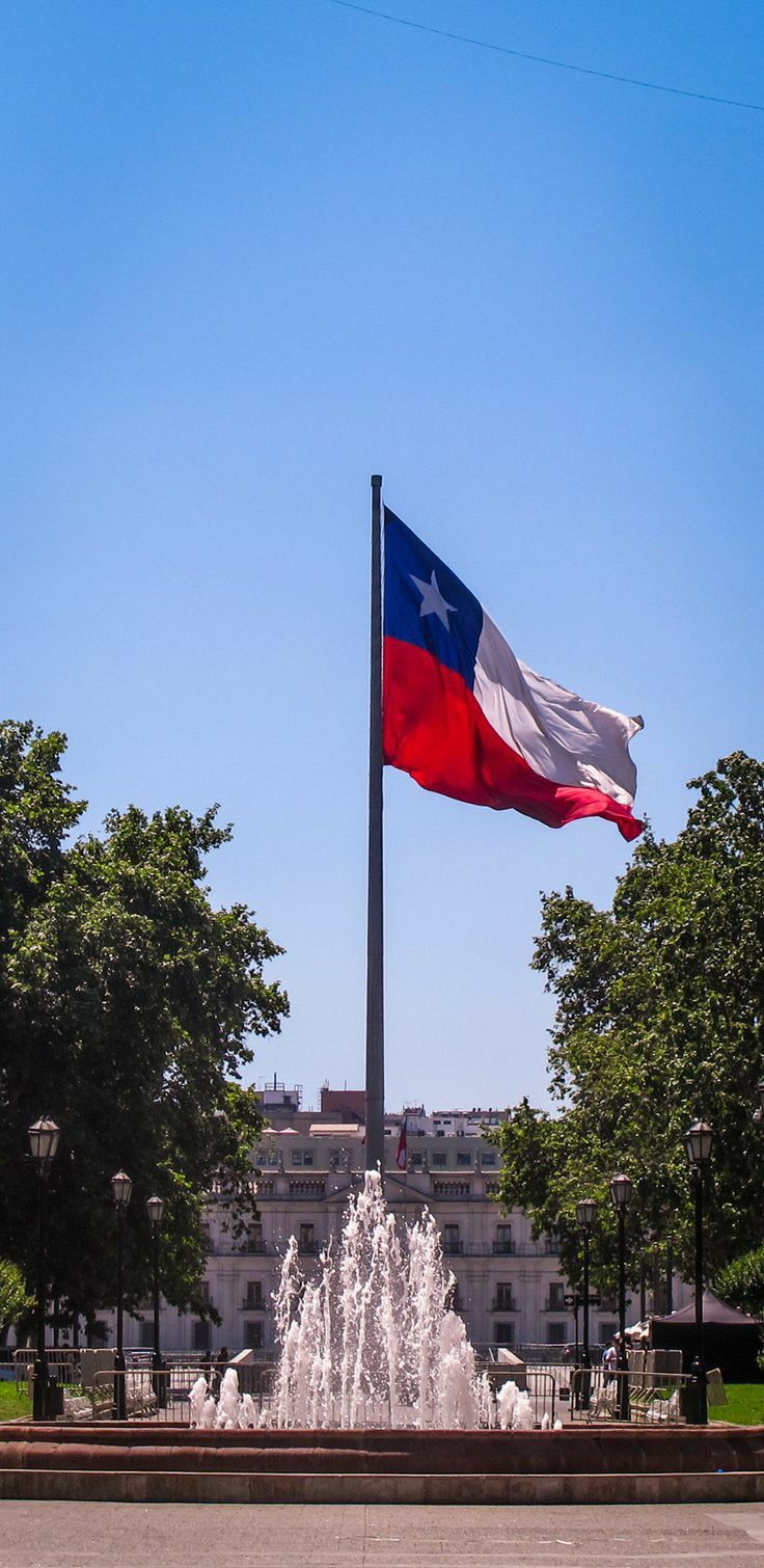 Uma foto da bandeira do Chile hasteada. 