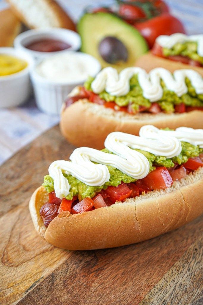 Uma foto do Hot dog com abacate, o famoso completo chileno.