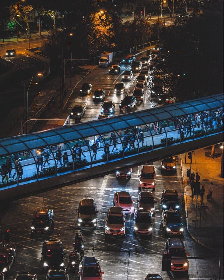 Trânsito de Santiago na região da Costanera Center em Providencia