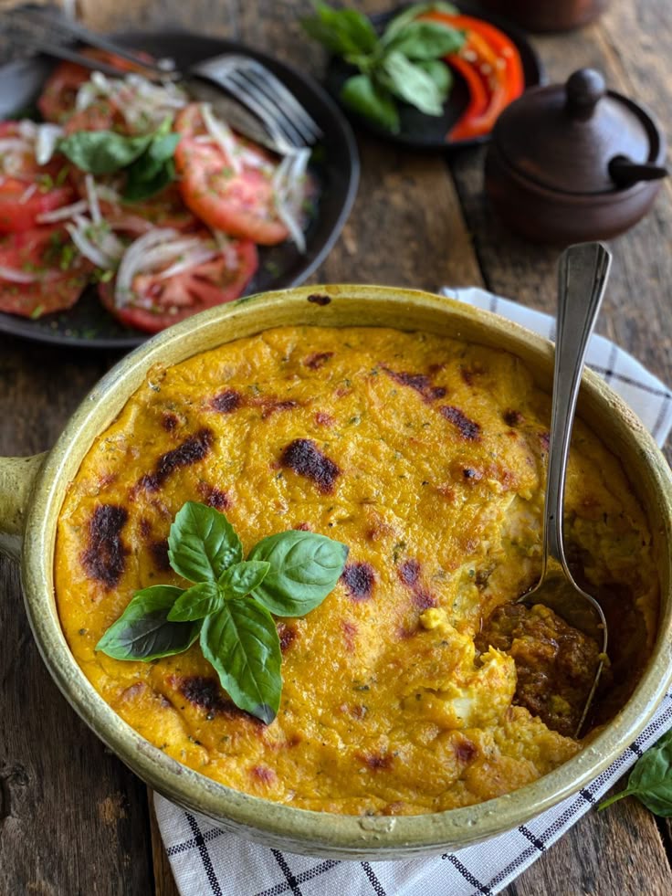 Uma foto da comida típica chilena chamada "pastel de choclo"