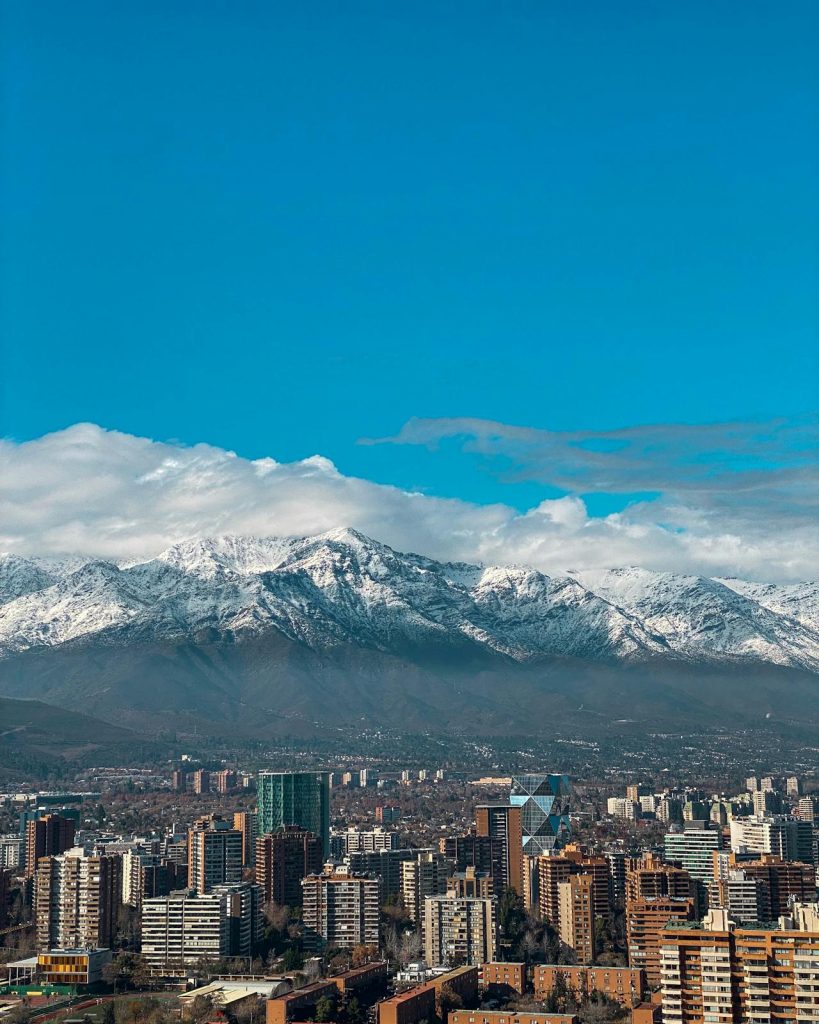 Uma visão de cima de toda a cidade de Santiago.