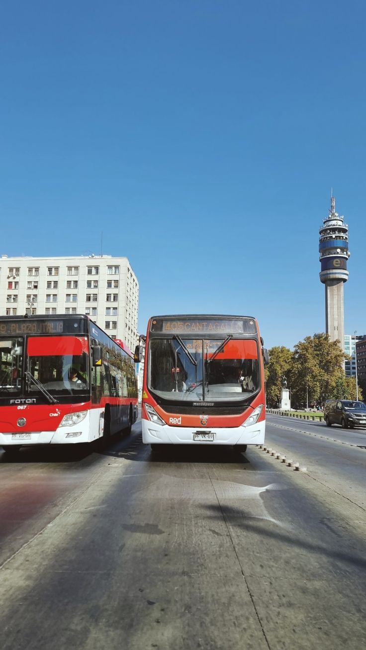 Uma foto de alguns ônibus de Santiago