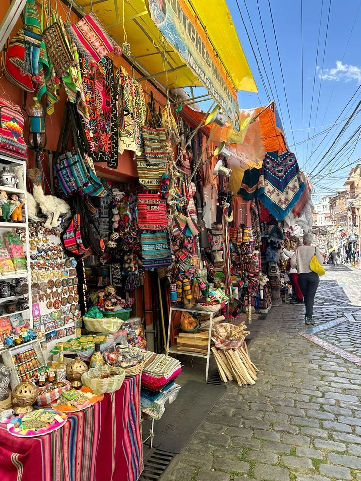 Uma foto dos itens à venda na feira de artesanato de Santa Lucía no centro de Santiago.