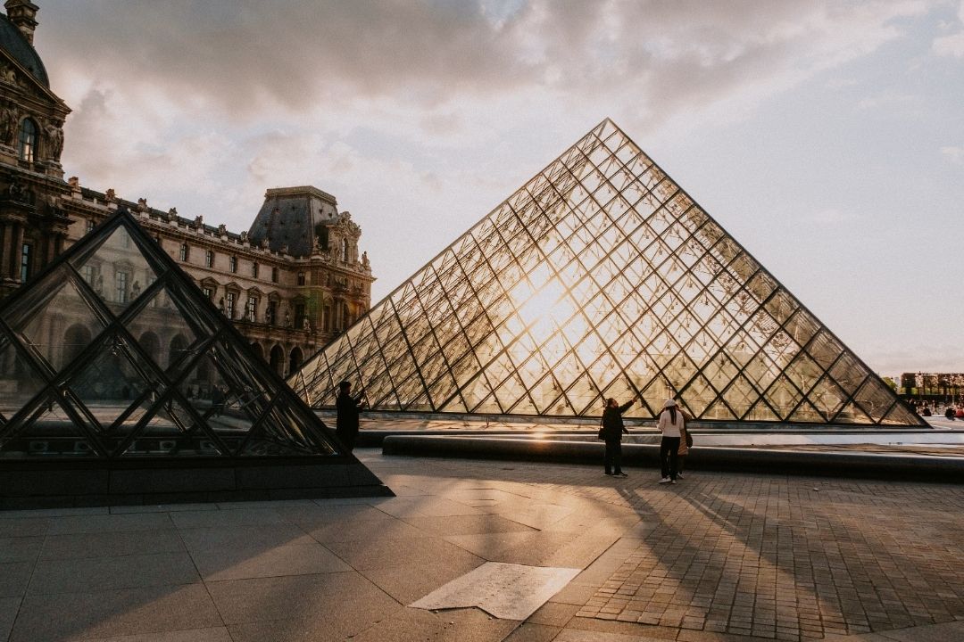 Pirâmide do museu do Louvre ao entardecer