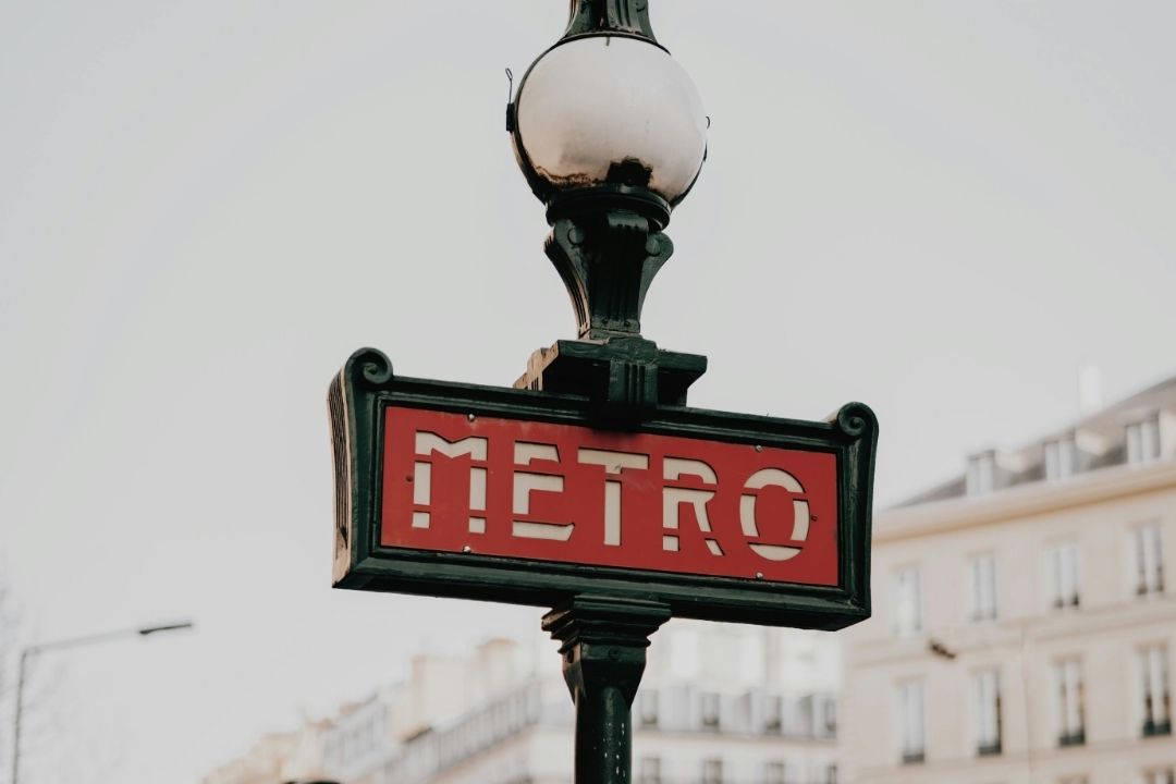 Placa vermelha escrito metro em Paris