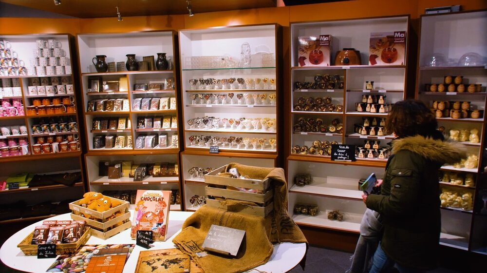 Foto de uma seleção de vários chocolates no museu do Chocolate em Paris. 