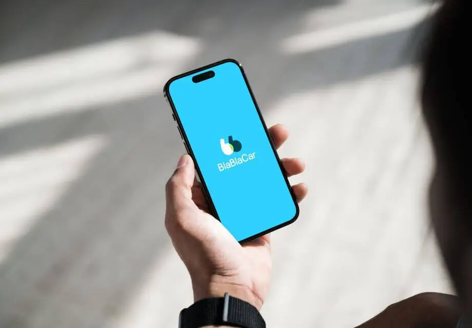 Uma foto mostrando o logo do app Blablacar no celular. 