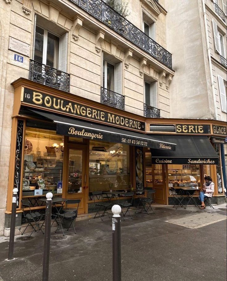Foto da fachada do estabelecimento Boulangerie Moderne em Paris. 