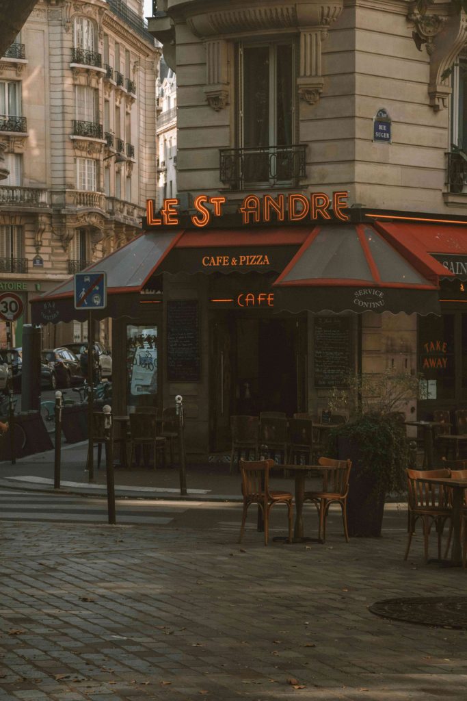 Foto da fachada do café St Andre em Paris. 