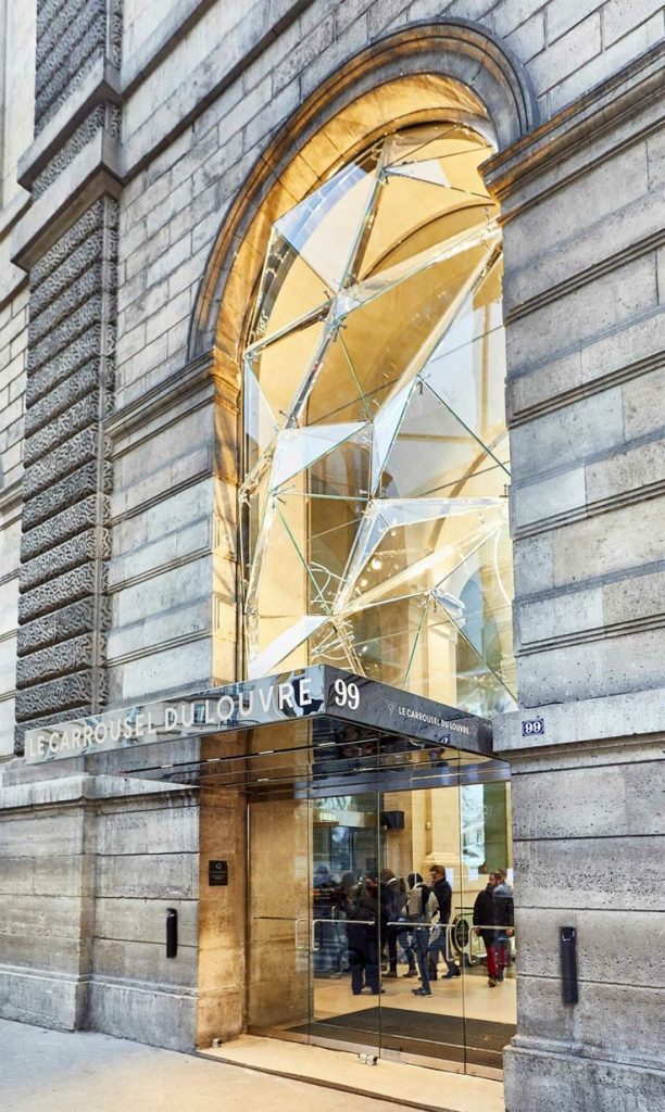 Foto da fachada de entrada do Carrousel du Louvre em Paris. 