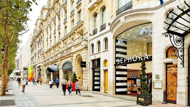 Uma imagem da famosa rua Champs-Élysées com suas várias lojas. 