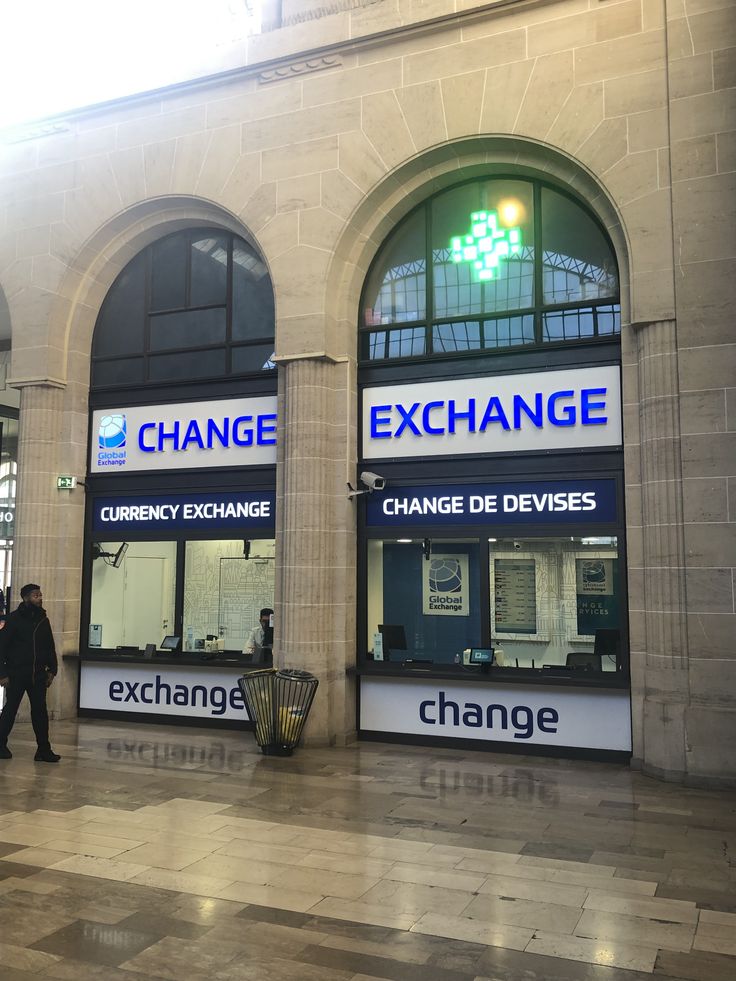 Uma foto de uma casa de Câmbio em Paris.