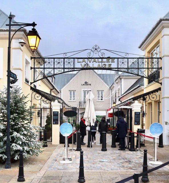 Foto da entrada da outlet francesa  La Vallée Village