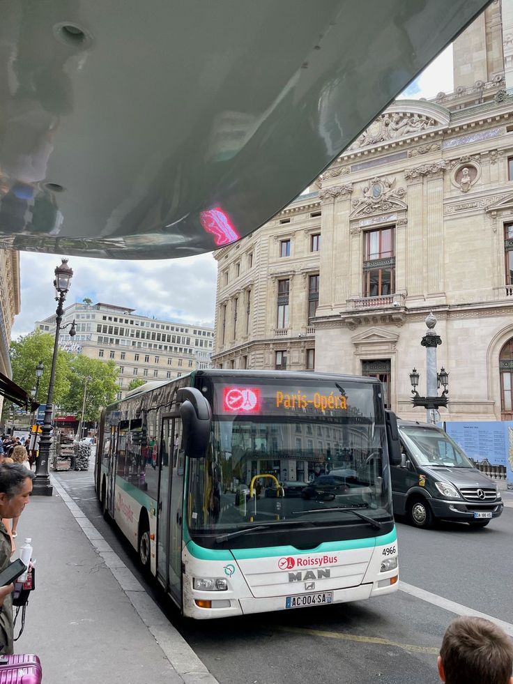 Uma foto do Ônibus de linha de Paris.