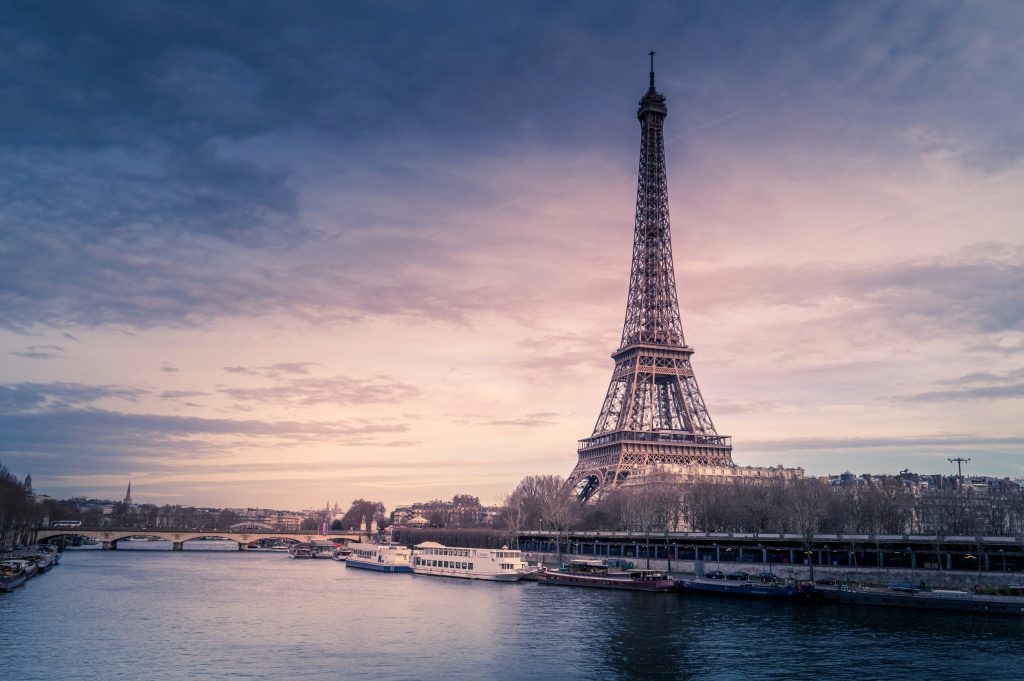 Uma foto mostrando a Torre Eiffel na cidade de Paris na França.
