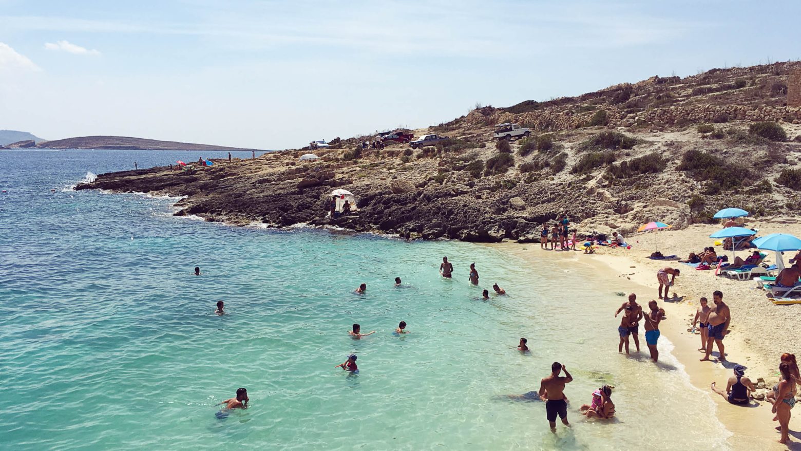 Foto de banhistas na praia de Hondoq ir-Rummien em Gozo