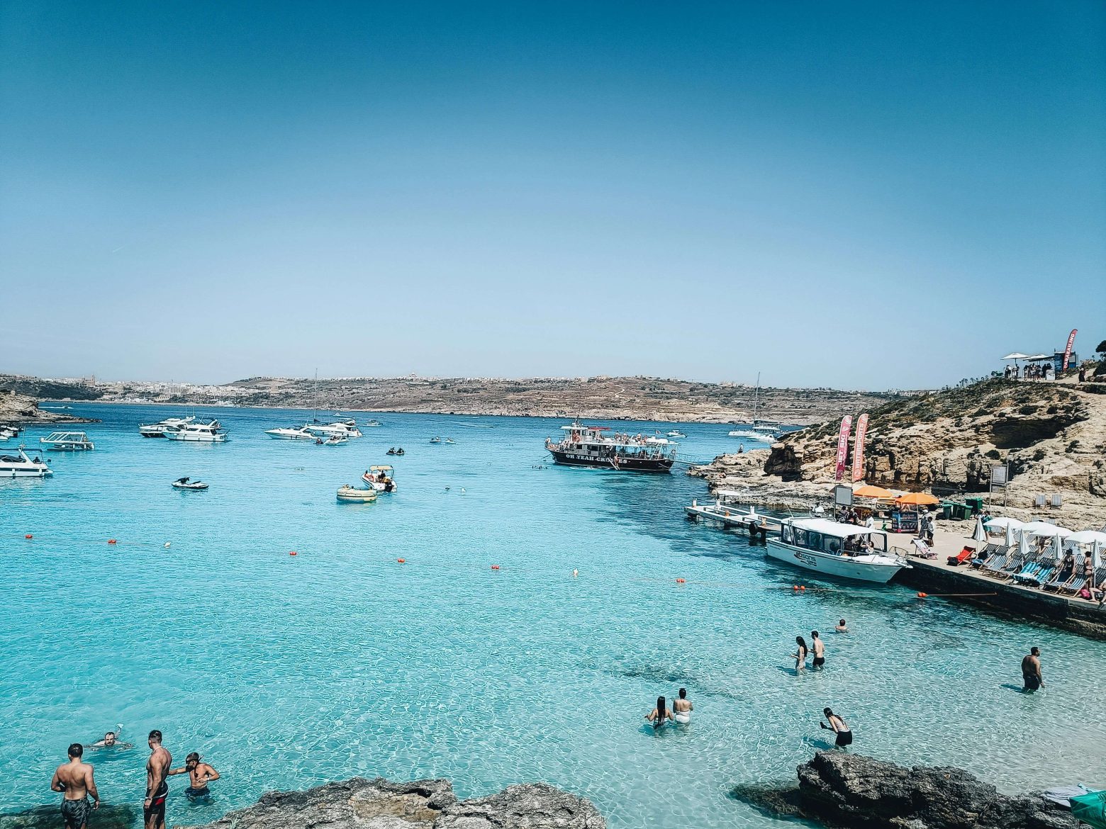 Uma foto da praia de Blue Lagoon em Comino, Malta.