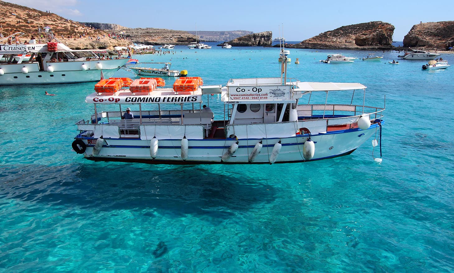 Uma foto de um Ferry Boat nas águas de Blue Lagoon em Malta