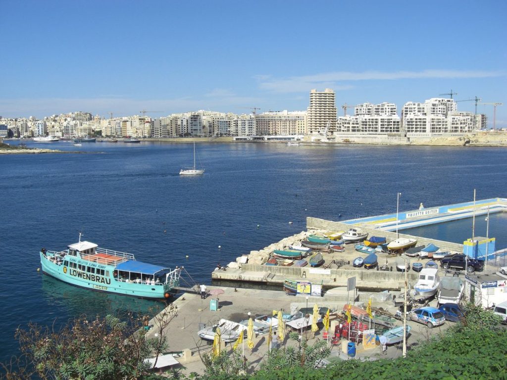 Uma foto de um Ferry boat de Malta o qual é a Única opção de transporte pelas ilhas.