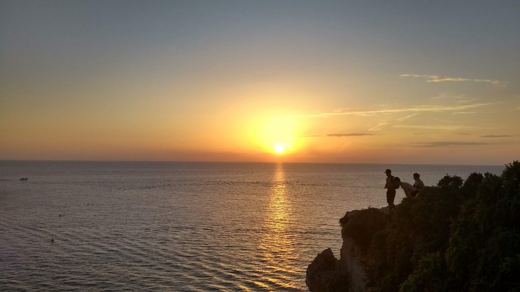 Uma foto que mostra o pôr do sol no topo da trilha que liga a Rivieira Becach a Golden Bay