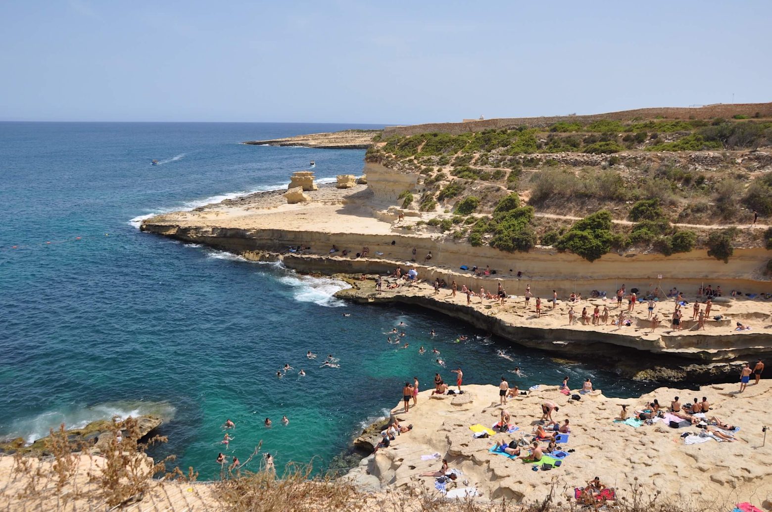 Uma foto geral da praia de St. Peter’s Pool em Malta